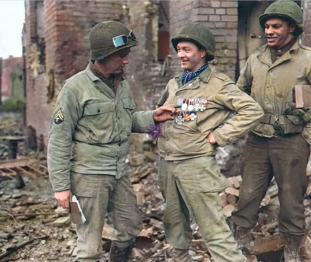 1944年12月12日，在德国，两名来自于美国第一陆军第104步兵师...