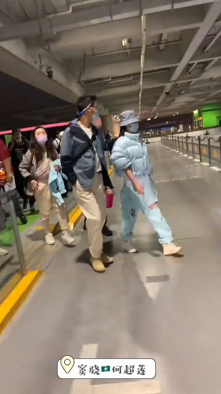 窦骁口何超莲。