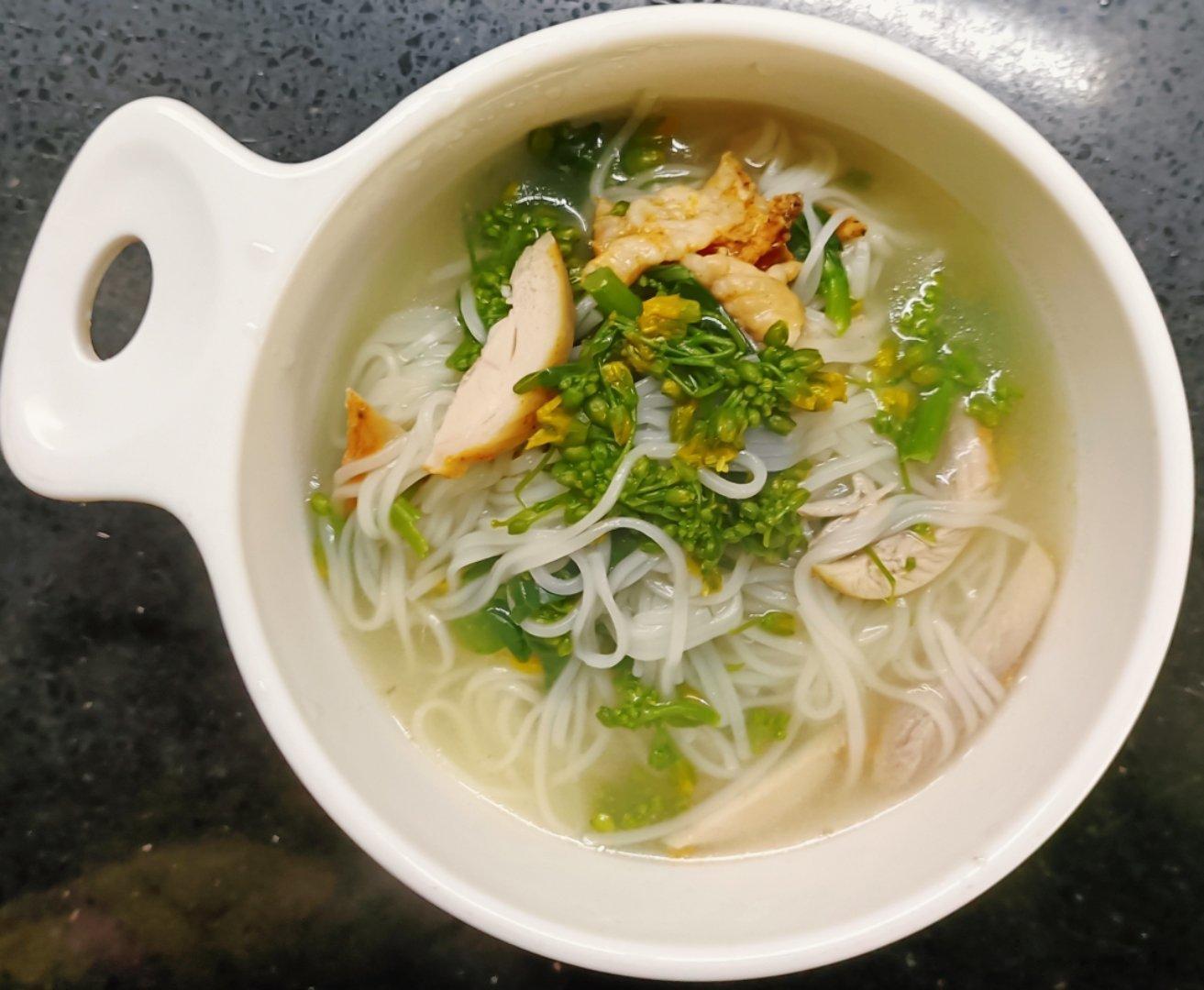 #糖糖的饭饭##科学育儿营养护航# 糖糖没能躲过支原体感染，在家看病治疗休息，昨