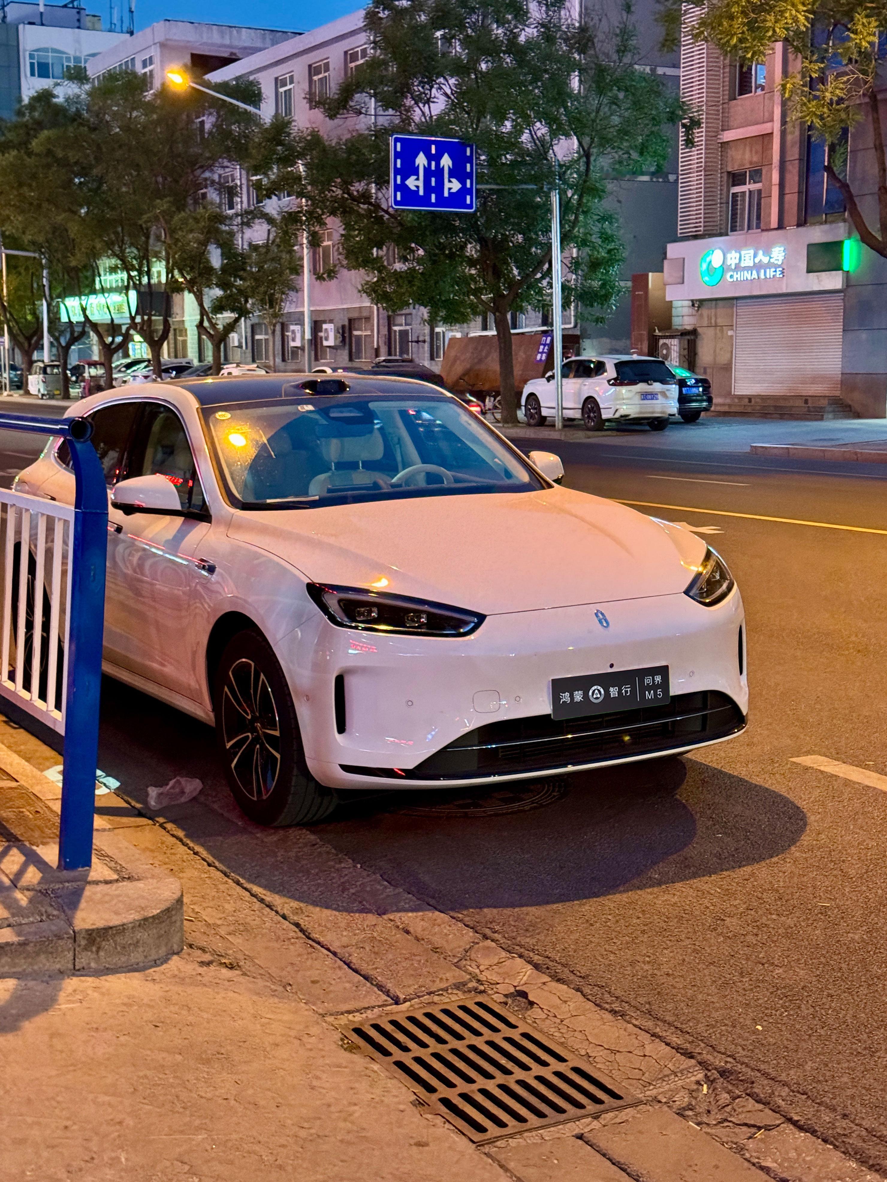 路灯下白色问界新 M5 还可以吧[doge] ​​​