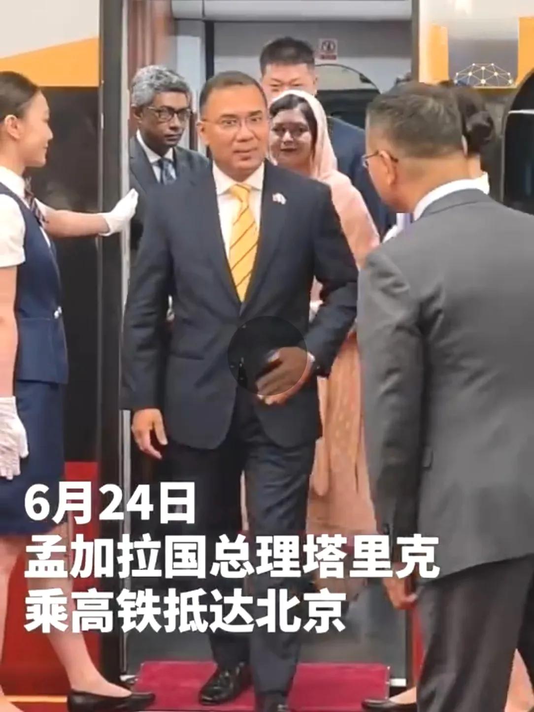 塔里克·拉赫曼访华了！
名字很陌生，但一提他的政治世家，大家都很熟悉！

其父齐