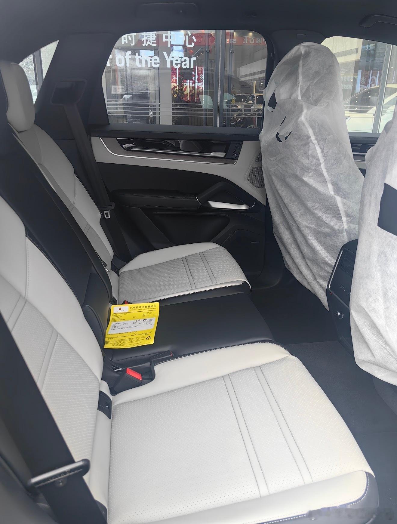 保时捷卡宴 劲驰版 橡树绿 哑灰内饰指导价1076900元全款裸车812,675