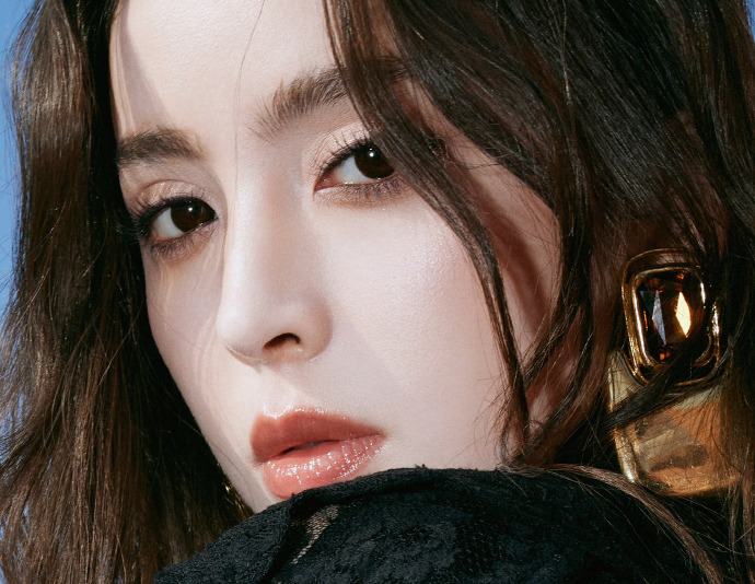 娜扎不会贴假睫毛 我问你，她需要贴假睫毛吗？嗯？ ​​​啥叫天生丽质啊！美腻亖了