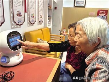 智能时代，别让“唤醒词”成为老人的“拦路虎”

清晨的阳光透过窗帘洒进客厅，扫地