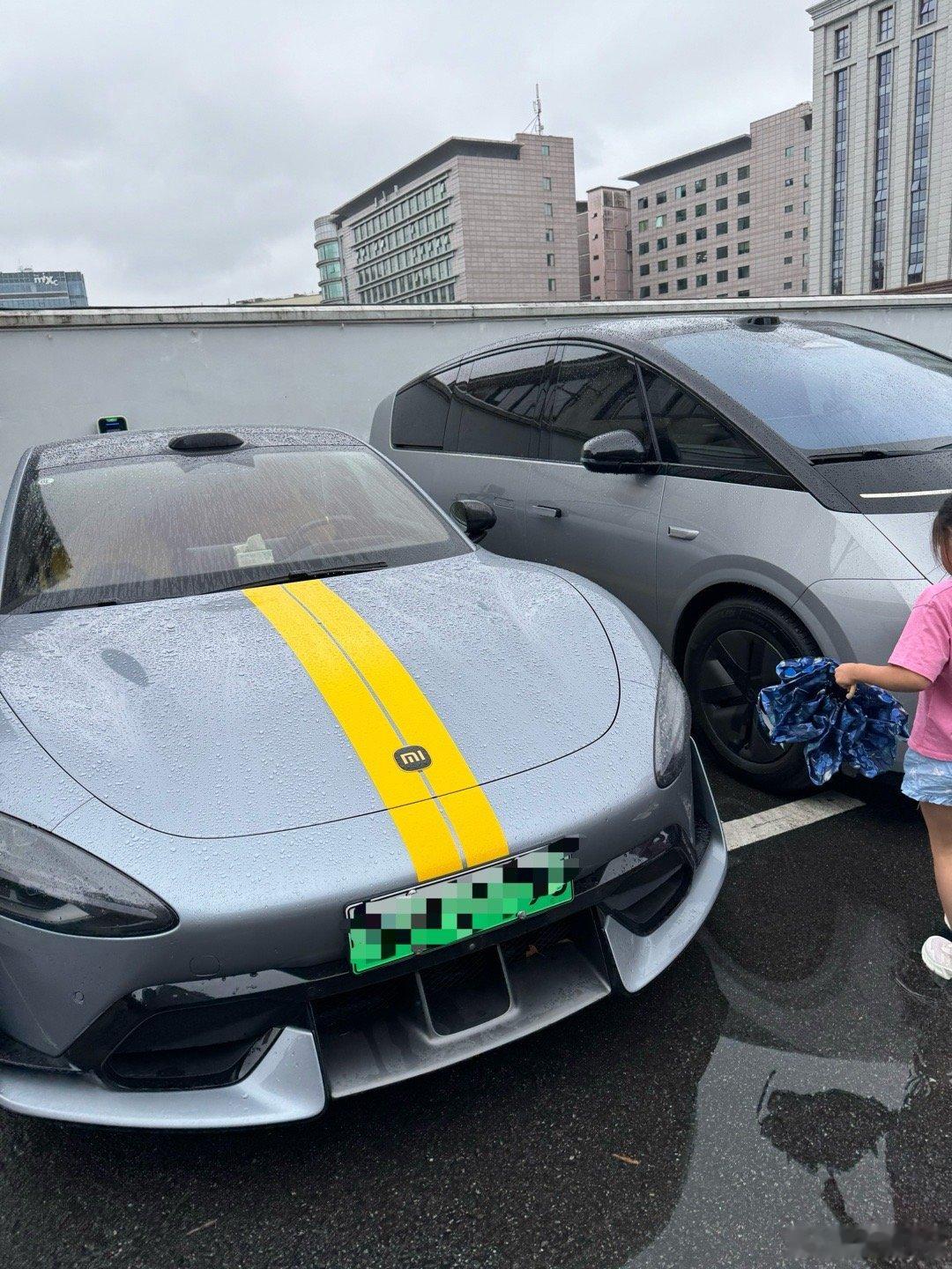 遇到台大网红车，两台自带流量的车停一起。今天开辅助驾驶，把自动并线和超车功能关掉