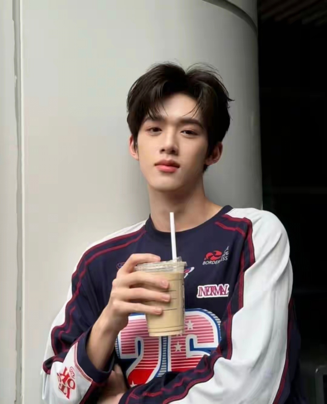 TF家族四代首位高考生和私生抢查高考成绩，导致根本没办法查询成绩。 