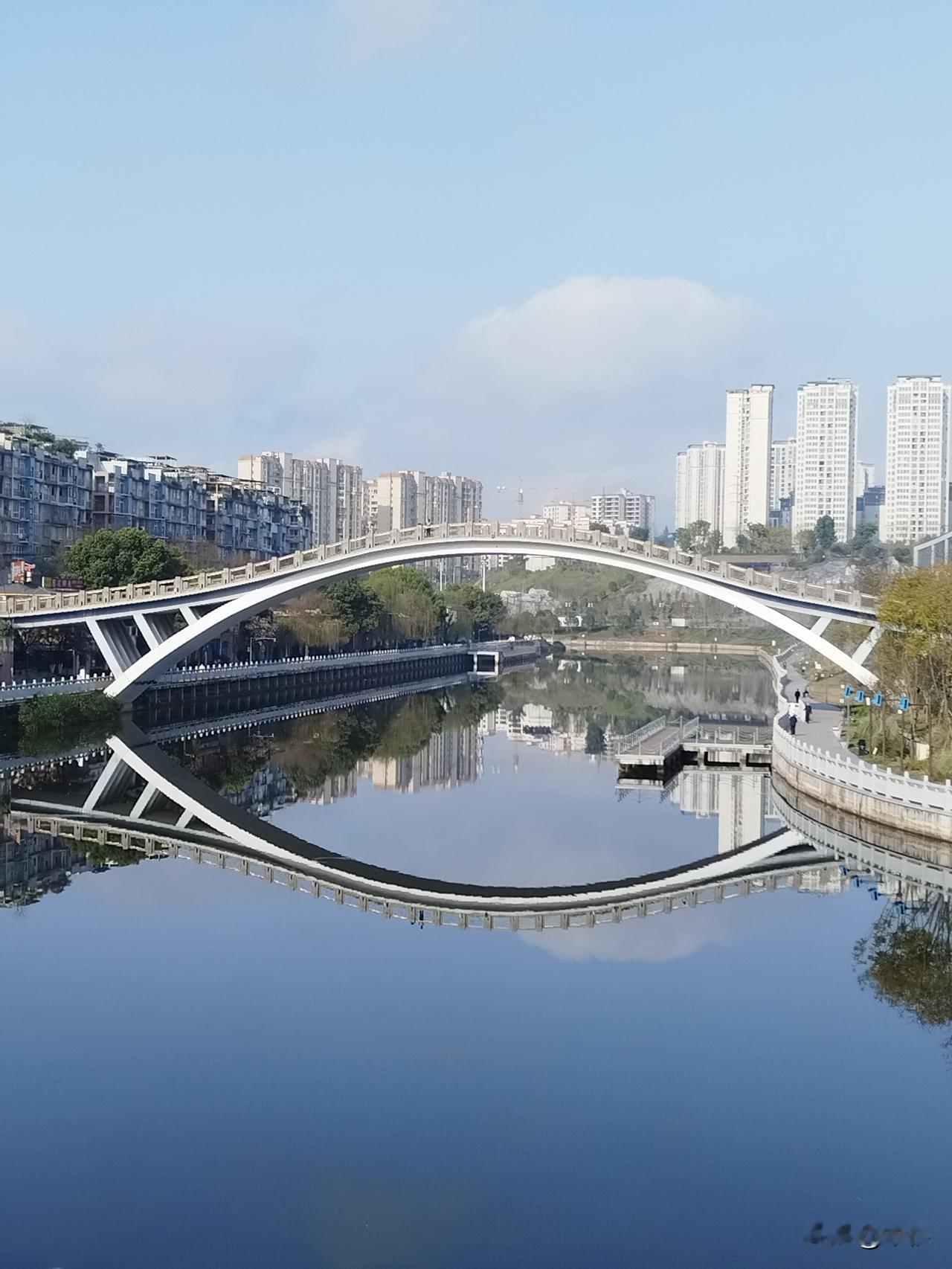 昨天在医院里刚进电梯，突然听到电梯里有人叫我。我转过身去一看，原来是我曾经工作过