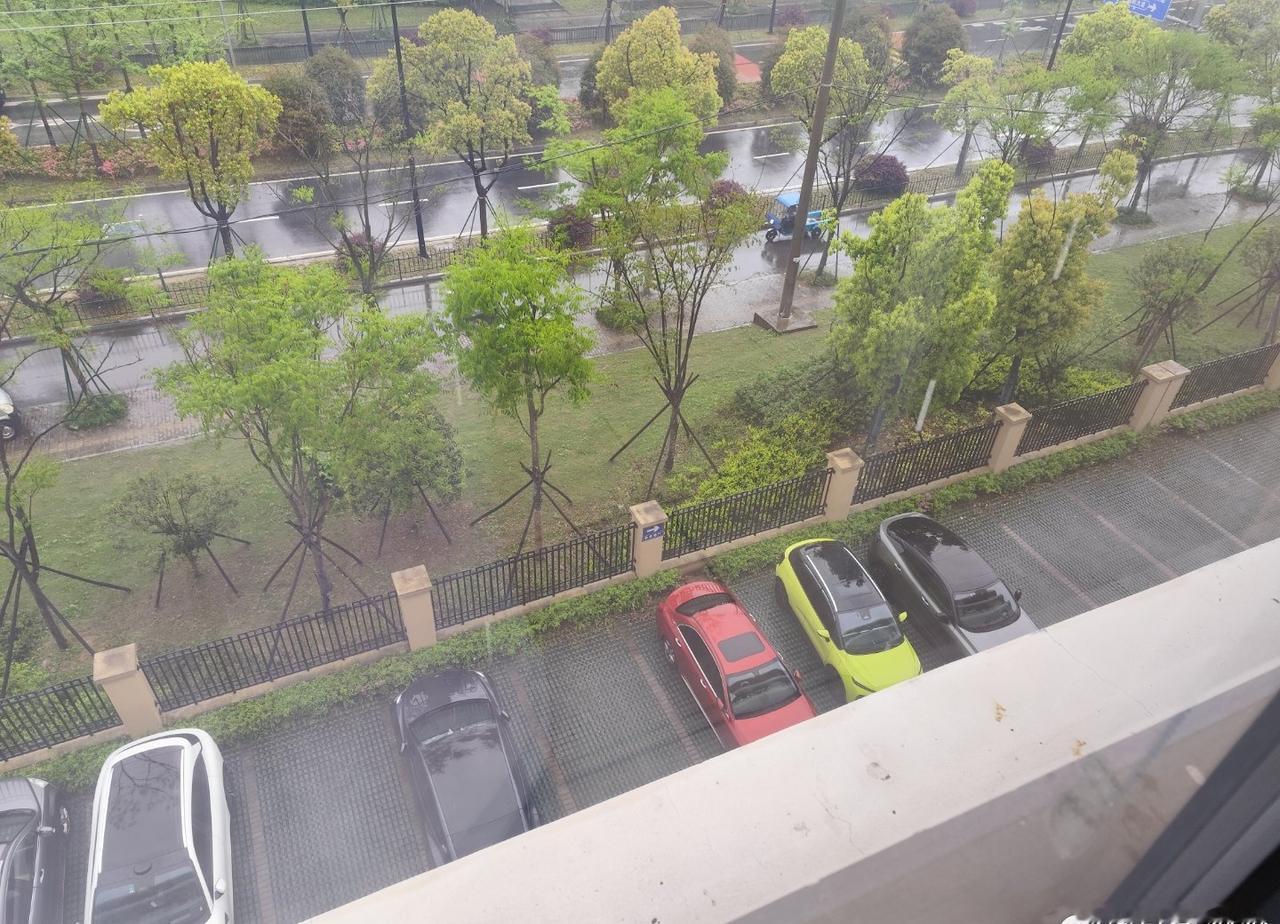 路桥今天雨很大。你那边怎么样呢？其实这种天气最舒服，微凉。 ​​​