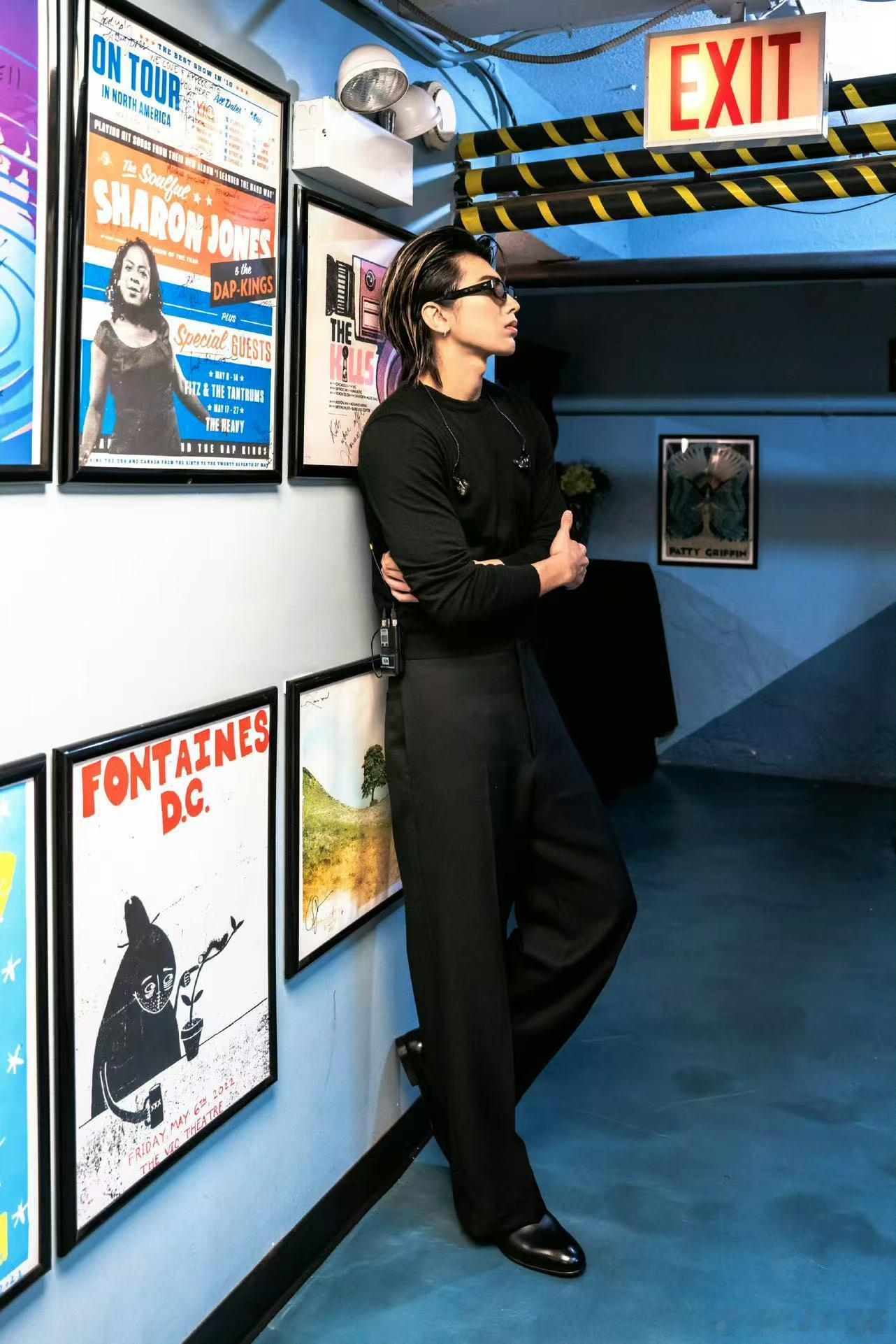 蔡徐坤芝加哥站后台造型后台随性的姿态格外圈粉，松弛感拉满，低调造型衬得矜贵气质愈