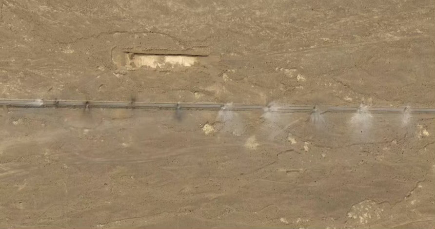 为了阻断伊朗民兵车队的增援，美国空军投弹炸毁了目标区域附近的主要道路，而且是多枚