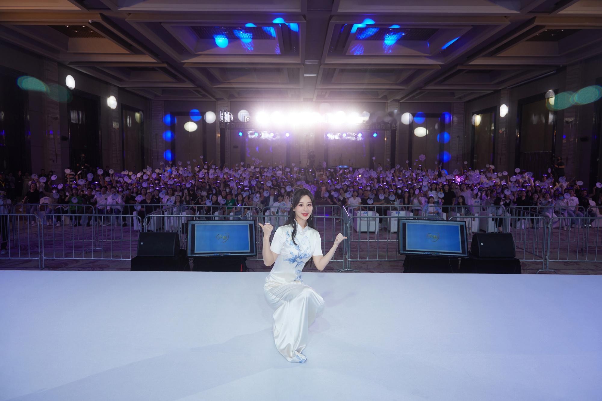 杨紫[超话] 杨紫与粉丝合照📷 ​​​