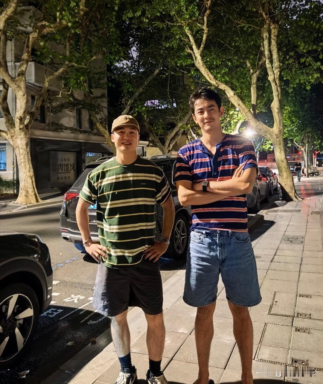 阚清子前男友纪凌尘在上海街头散步，他的穿衣打扮很有型，身材高挑，看起来像男模。但