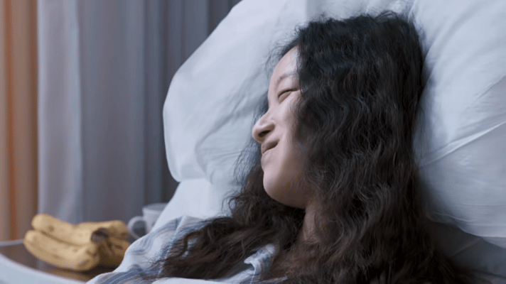 倪妮嘴里嚼东西也能听清台词隐身的名字谁懂边吃橘子边演戏还不糊台词有多难！倪妮愣是