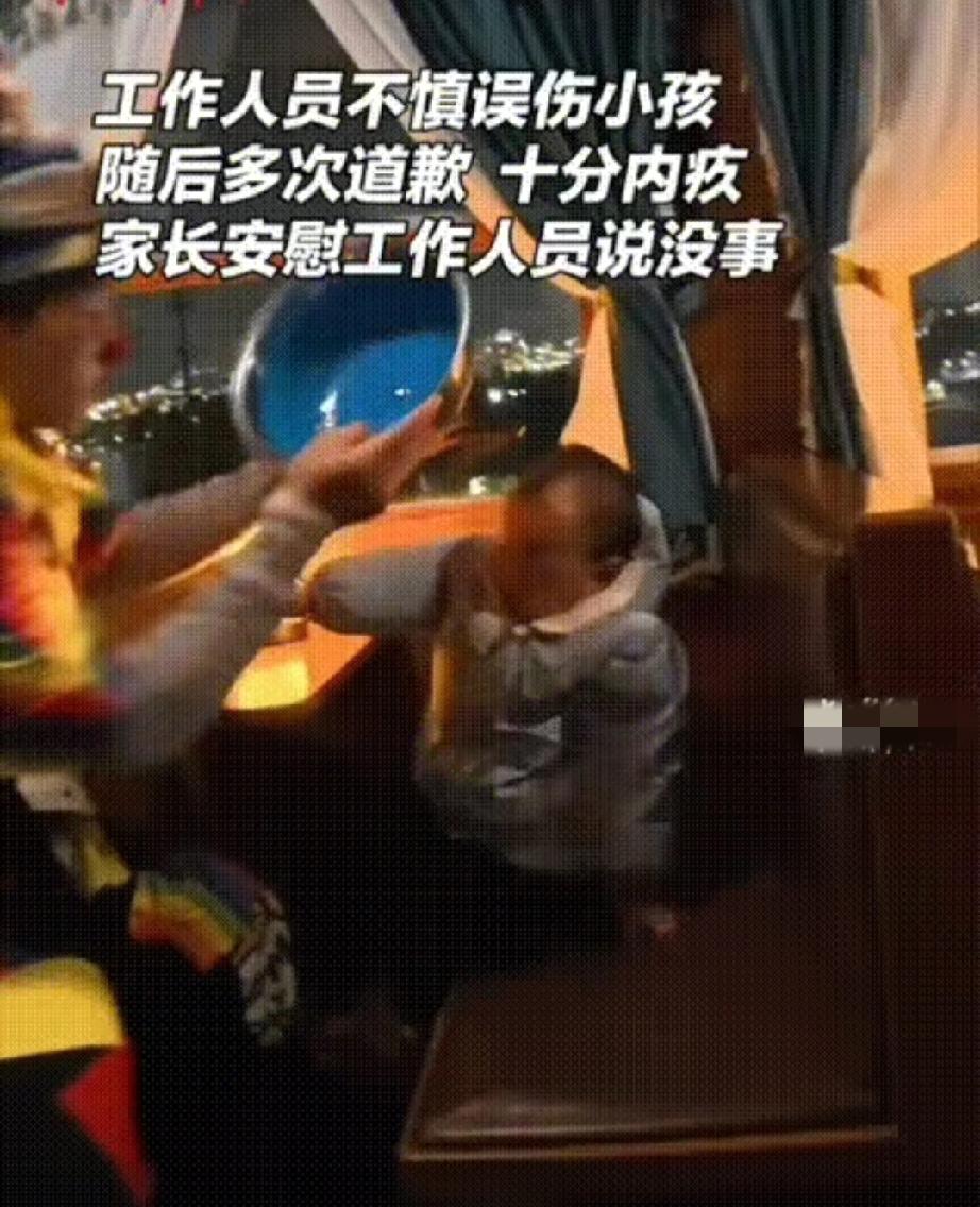 近日，江苏江阴。宝妈带着萌娃去景区玩。工作人员扮成小丑和萌娃互动，拿着盆在他的眼