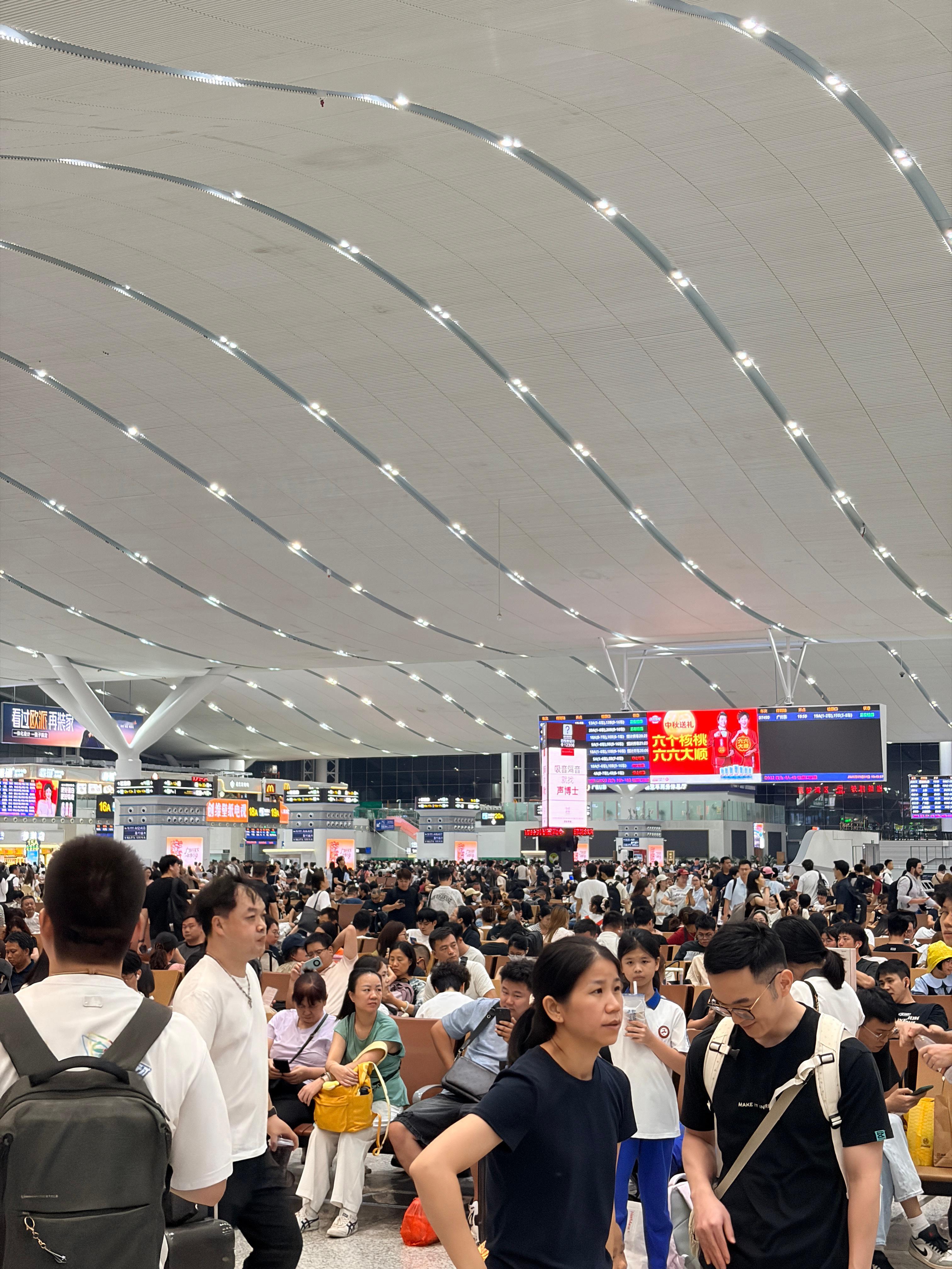 见鬼，第一次发现，我仔细看乌泱泱的人，居然有种不安感！  ​​​