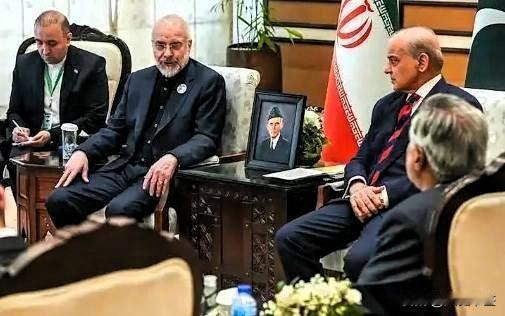 当地时间4月19日，伊朗议长卡利巴夫公开表态，伊朗已经做好外交和军事对抗的两手准