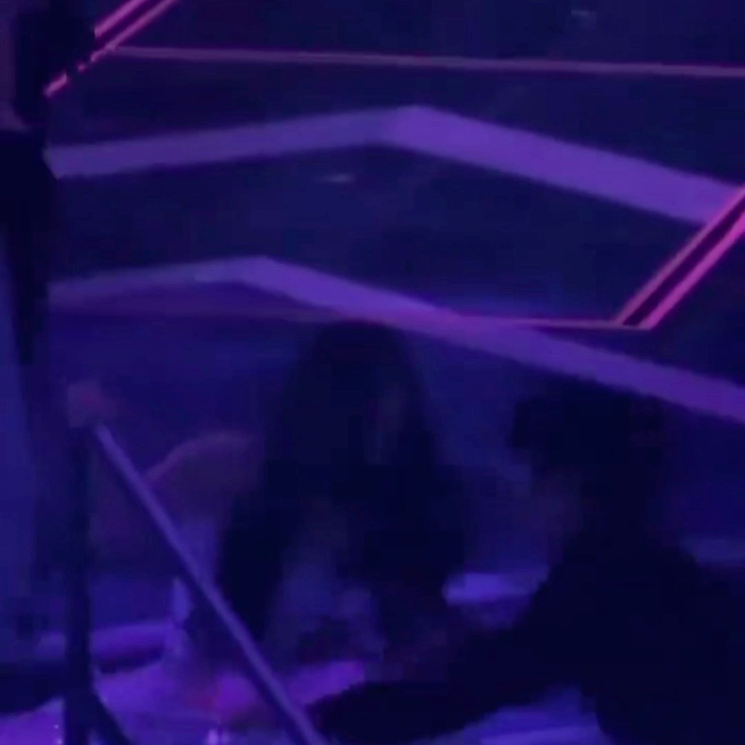 裴珠泫下阶梯的时候摔倒了，不过看着应该没事，工作人员及时扶起了，下次要注意些a 