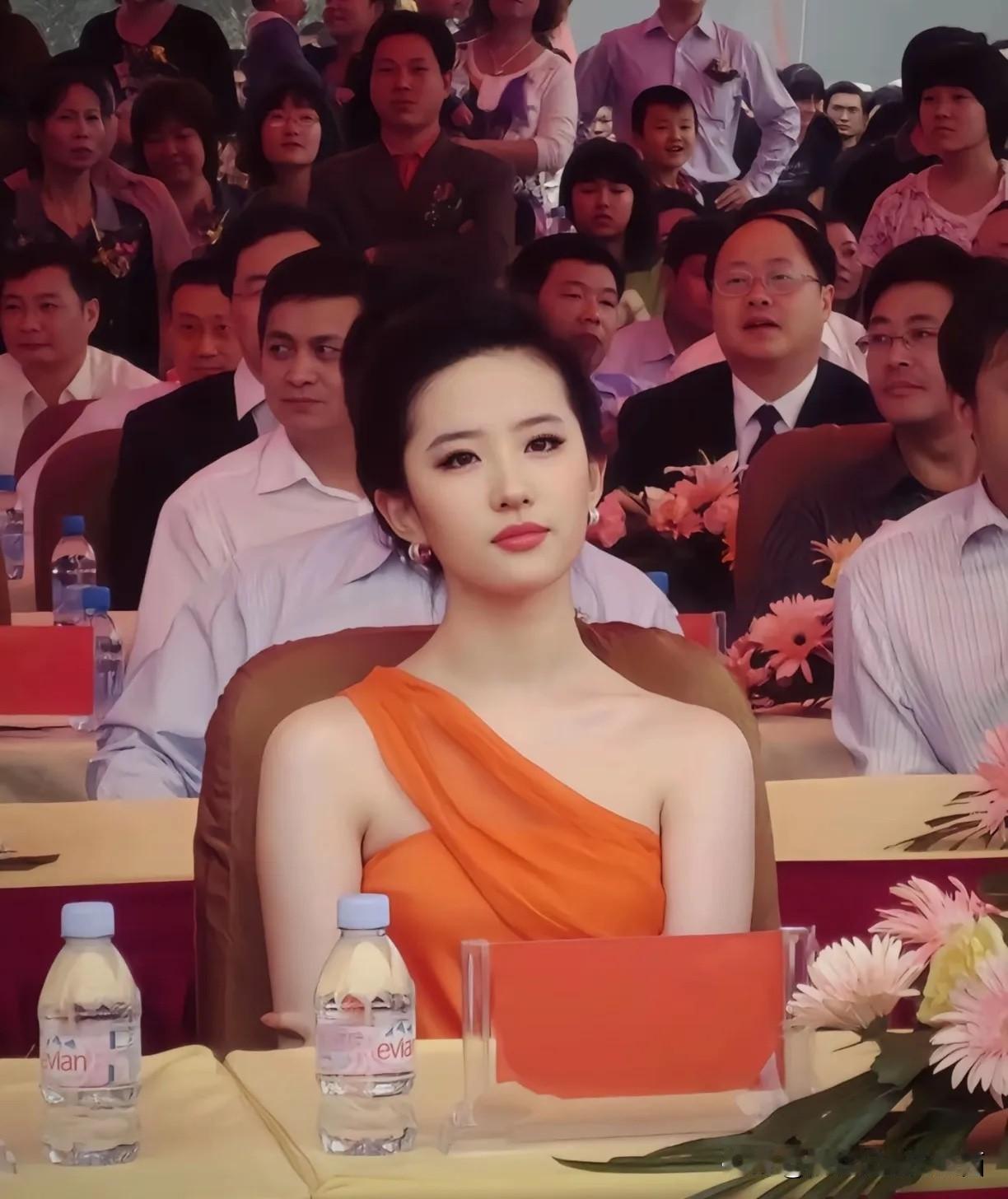 就她这种长相，去演“坏人”，也是让人恨不起来的吧。平时看到很多人说她笑起来丑，溜