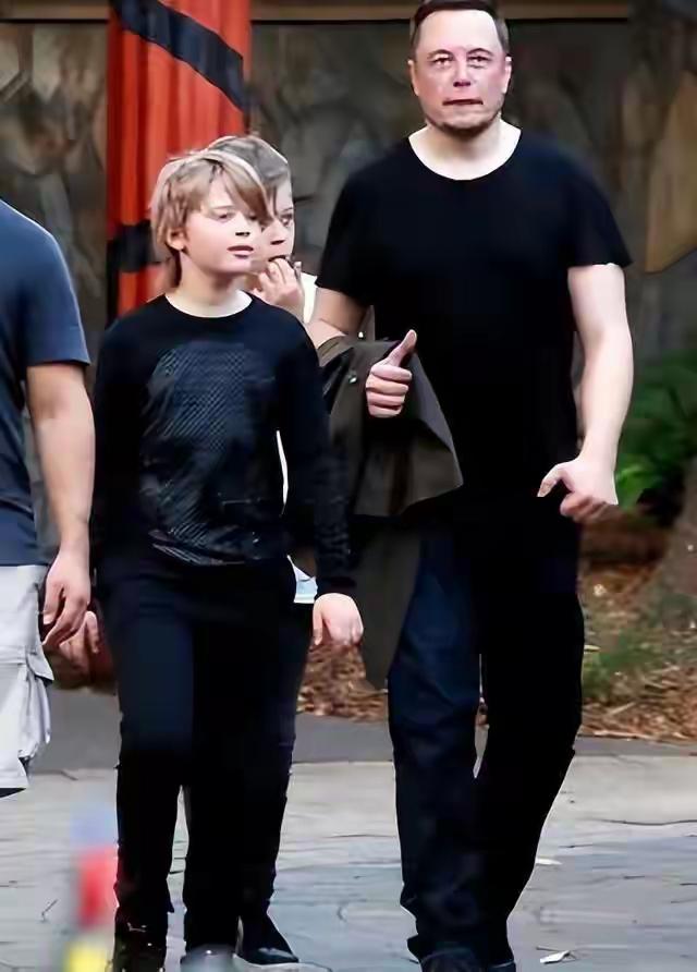 马斯克给了他大儿子一副男儿身，也许他也曾期待大儿子像他那样去征服世界吧。没有到他