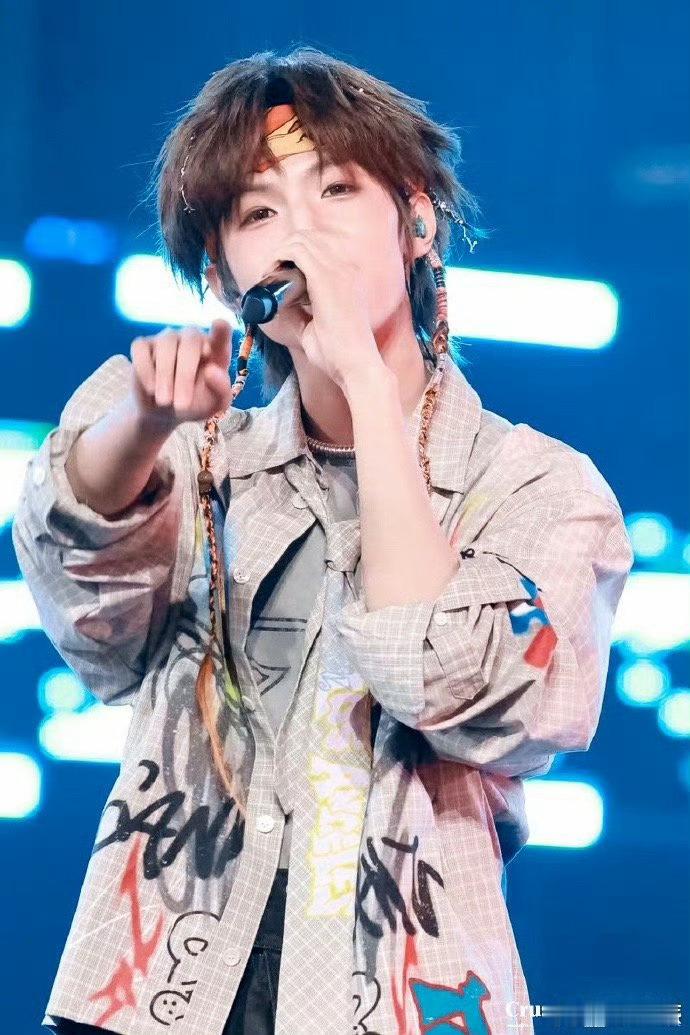 张泽禹扎了小辫子 谁懂这种惊艳感！张泽禹音乐会扎着双彩绳小辫子搭涂鸦衬衫，唱《P