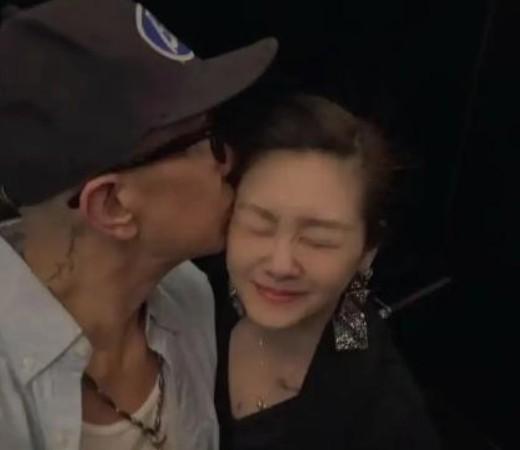 大S女儿玥玥她从小生活在徐家人中间，跟她们关系好太正常了。
 
只是她点赞大S和