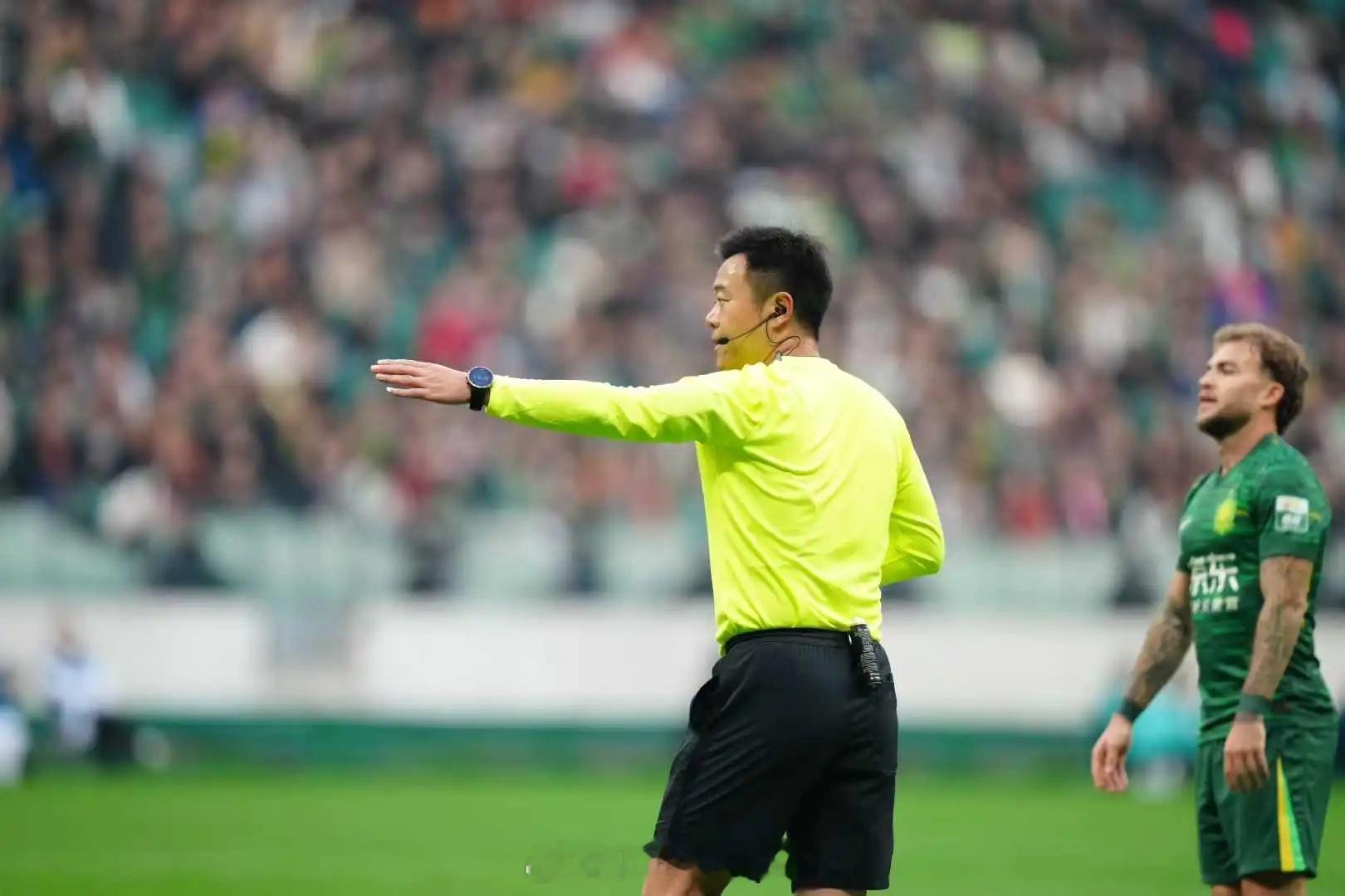 喜大泪奔！极具争议的浙江裁判刑琦正式挂哨！据浙江足协消息，浙江职业化后首位执法中