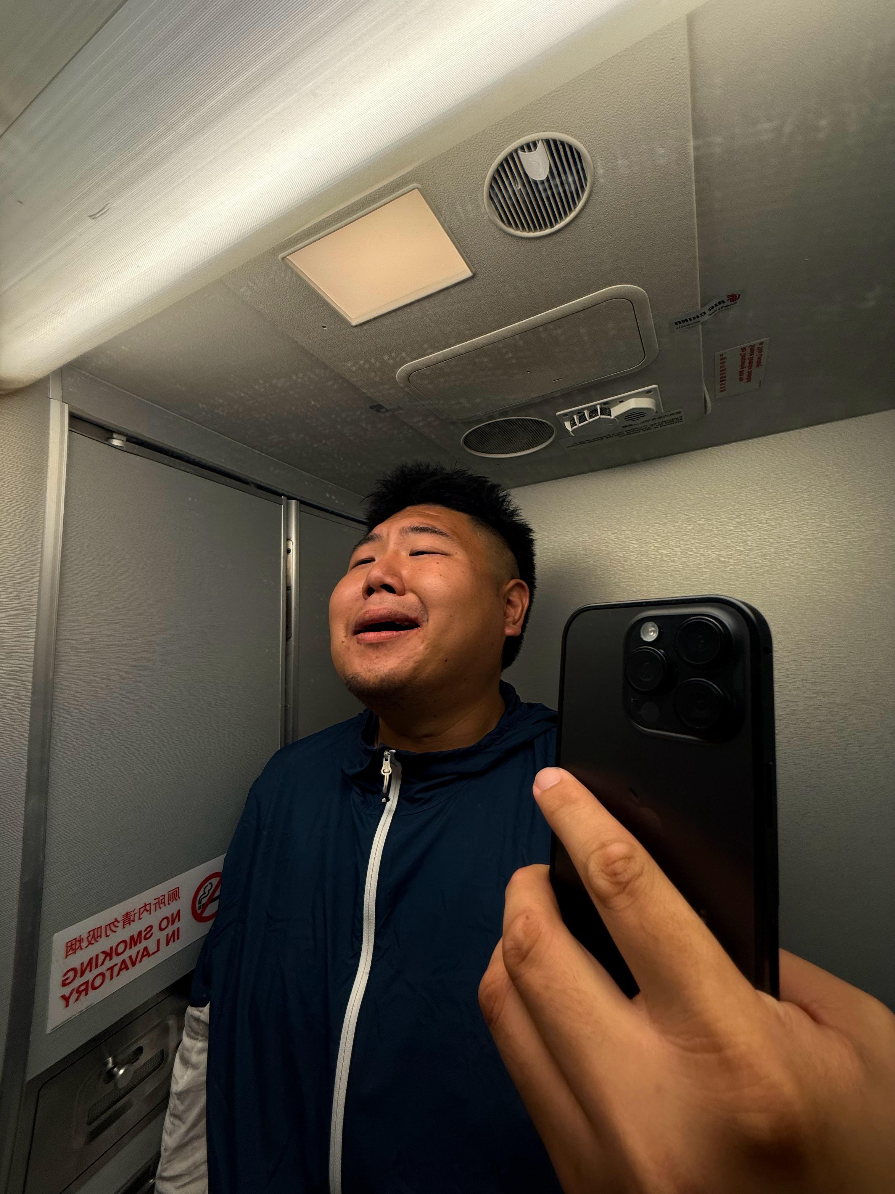 飞机还没飞，我已经在飞机上坐了三个小时了[苦涩]  ​​​