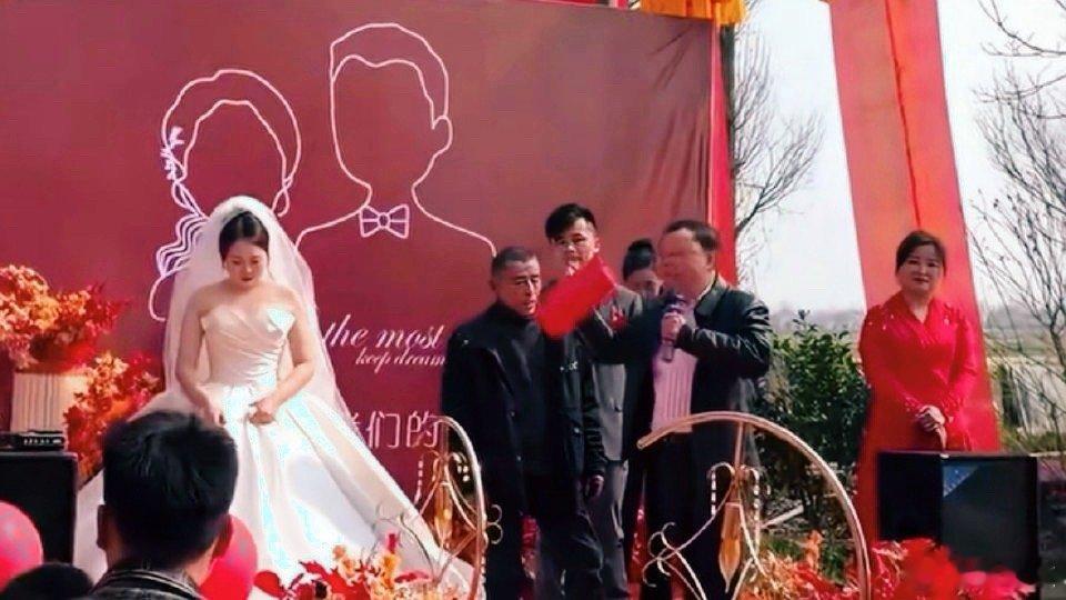 父亲退还18.8万彩礼新娘发声  湖南益阳一婚礼现场，岳父当场退还18.8万彩礼