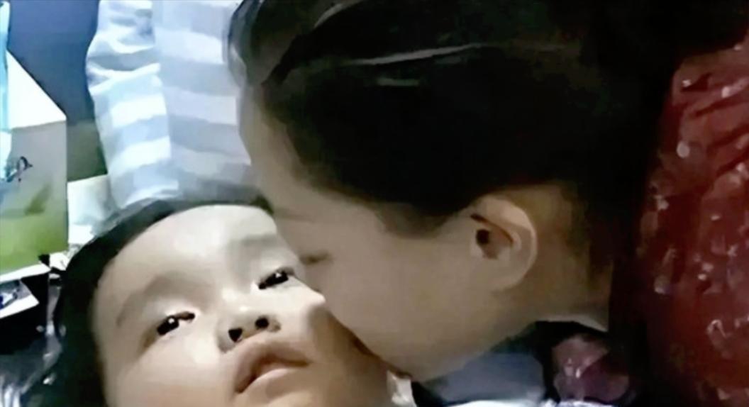 换上亲生儿子的肾活下去，究竟算不算当妈的自私？

7岁男孩临终前反扣住母亲的手：