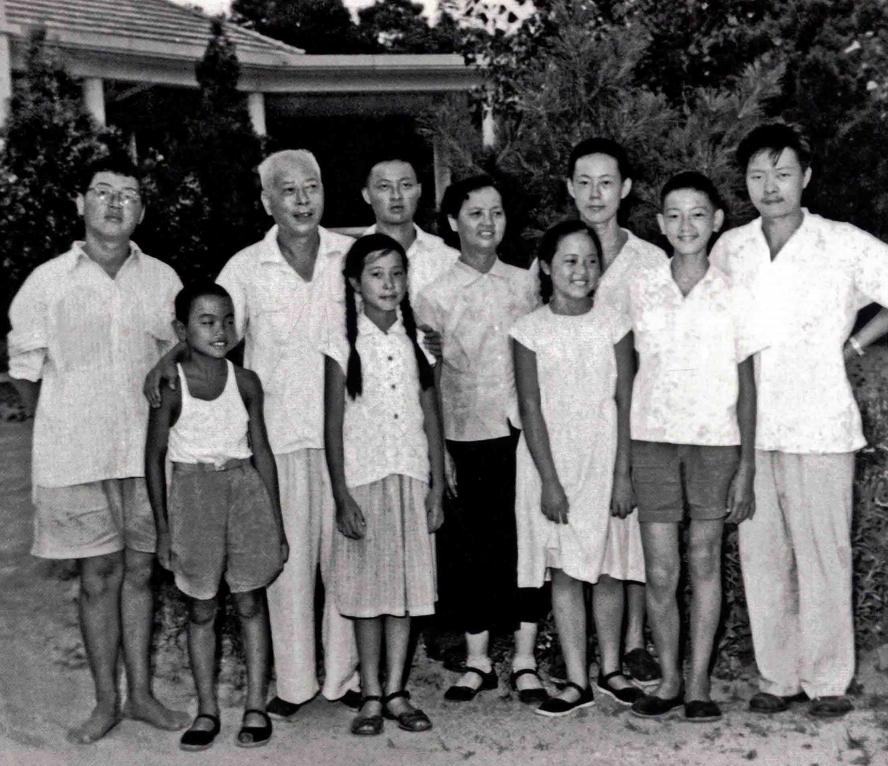 开国元勋李井泉罕见全家福，他们夫妇一共生育了8个孩子，其中有三个不姓李，而姓其他