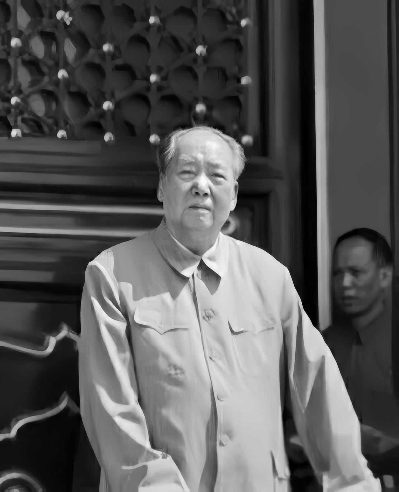 下图是毛泽东晚年的一张照片，有人说：从这张照片能看到毛泽东晚年的孤独。毕竟，为了