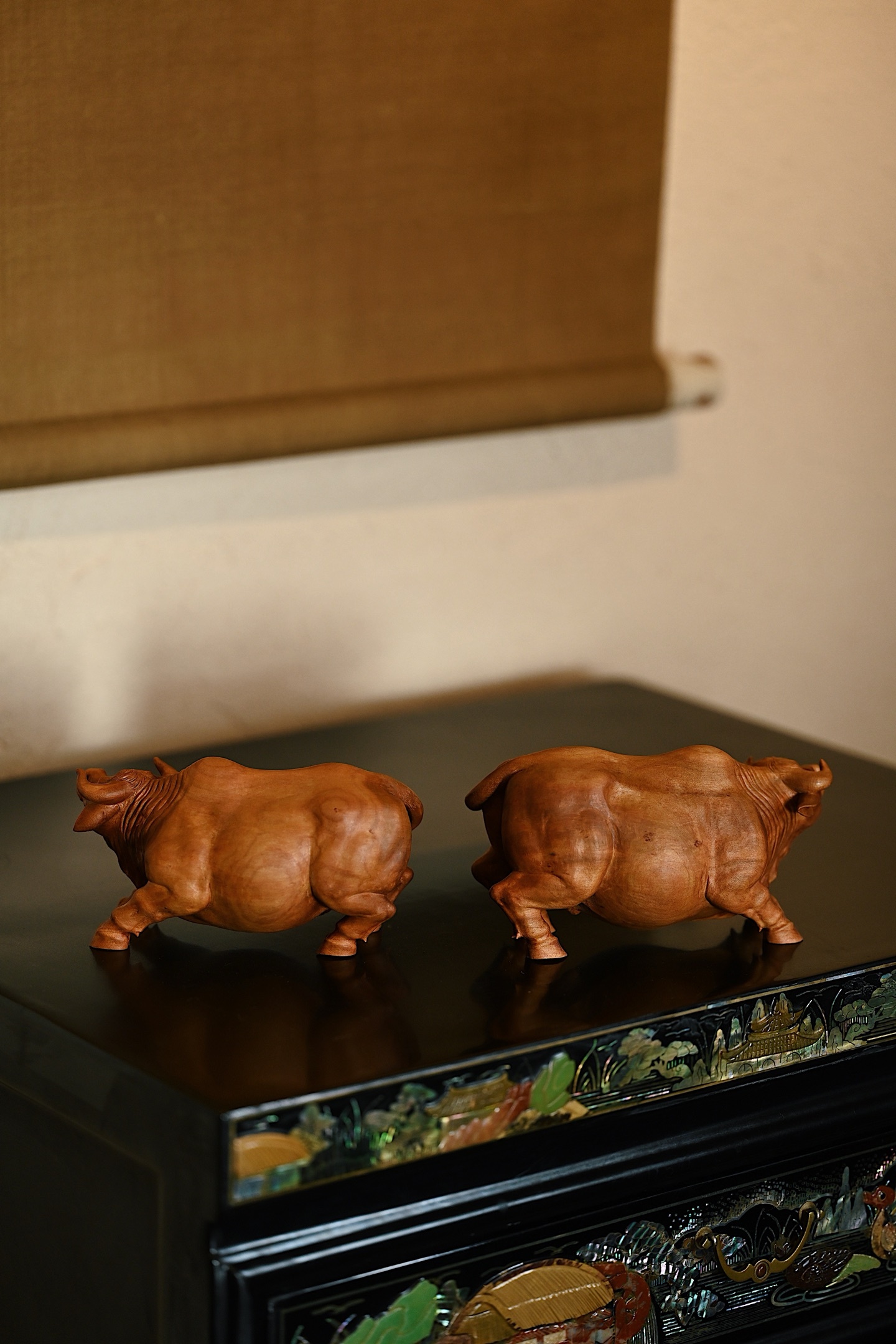 老山檀 | 牛运亨通 一对料质自然细腻，手工雕作，背脊巍然，肌骨饱满，力量感十足