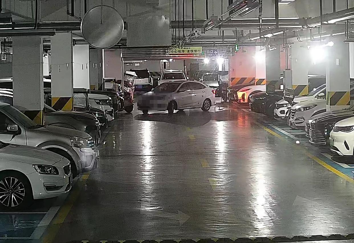 车主一觉醒来，发现停小区车库的车被挪位，还刮蹭了旁边一辆新车 警方调查后真相来了！