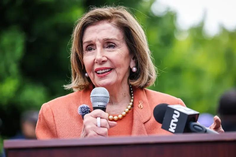 美国炒股谁最厉害？国会议员们！
比国会议员更厉害的是谁？国会女股神：佩洛西！
根