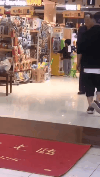 他去超市看看米价，很高兴的走了！ ​​​