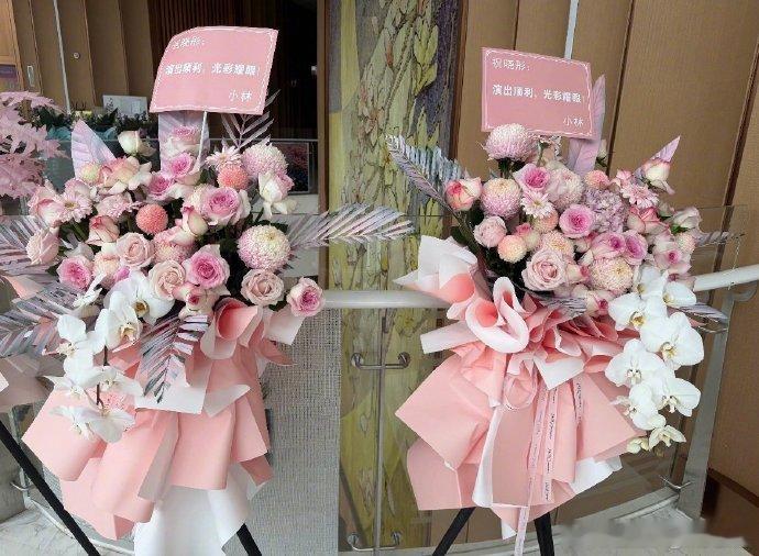 李昀锐给关晓彤话剧演出送花篮李昀锐给关晓彤的话剧送花篮 李昀锐给关晓彤话剧演出送