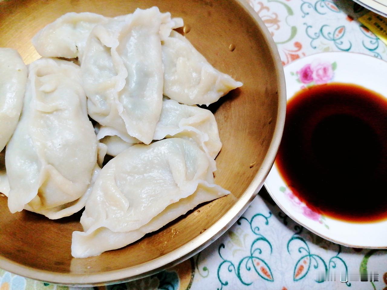 学会独处。

晚上，我不想做饭折腾，想了想，就从冰箱的冷冻层拿出之前包好的韭菜馅