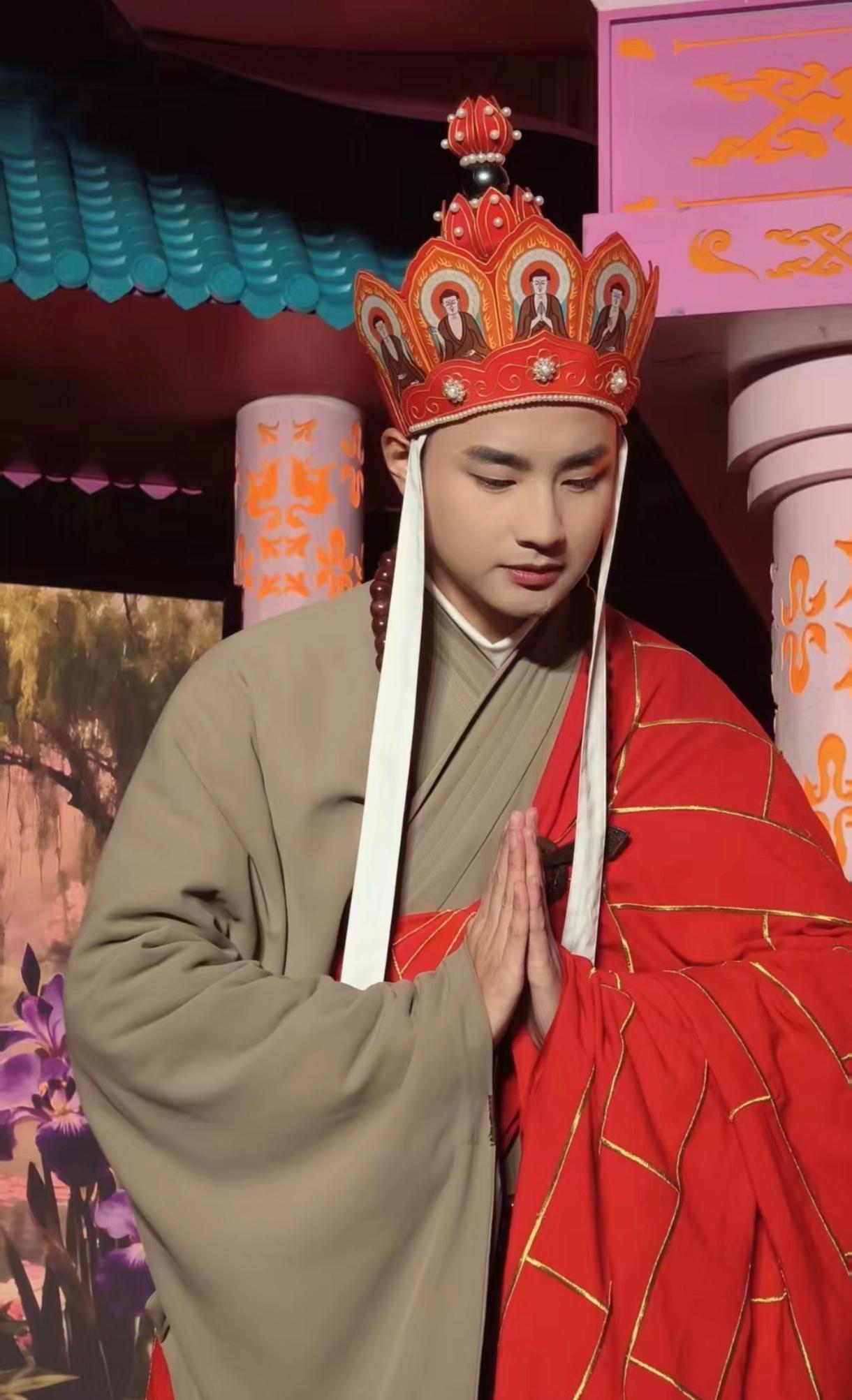 前一阵子嚷嚷着要辞职的长春动植物园的员工闫东终于又回动植物园演出了。我觉得这才是