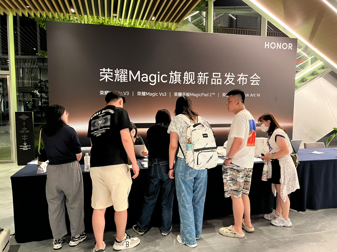 延续三个半小时，终于到酒店了，期待明天荣耀Magic旗舰新品发布会，会务组真贴心