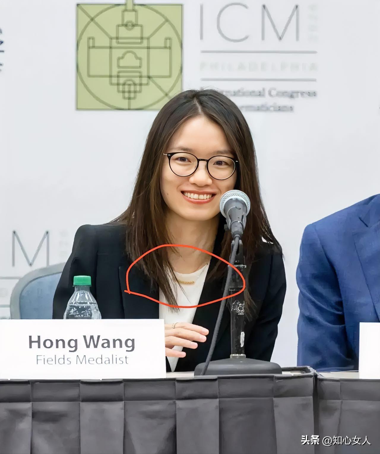 朋友当了几年的婚介，

跟我说了一句大实话。

他说王虹如果回国的话，概率找不到