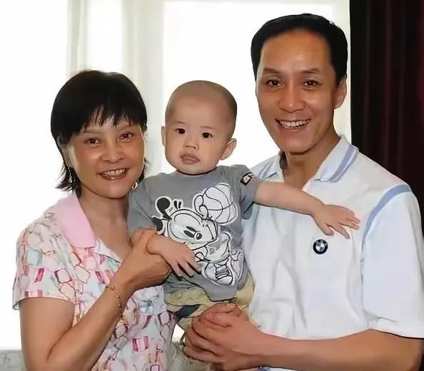 丁克丁克的到底也没丁住，这不，孩子这么大了，要是早些年不做丁克抚养孩子，至今孩子