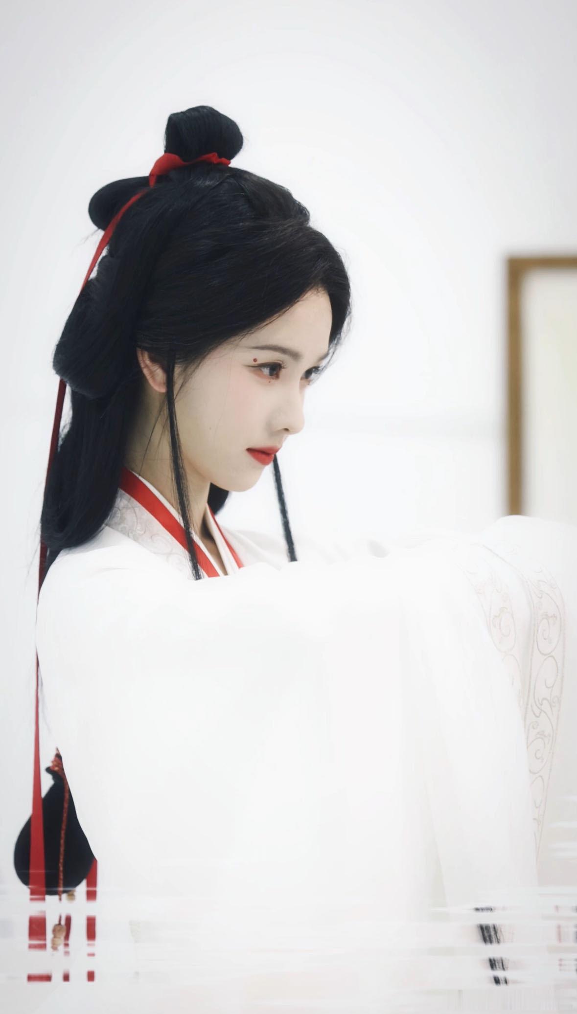 陈都灵化妆师回应合作化妆师为陈都灵发声 陈都灵化妆师也出面回应了，事实一目了然：