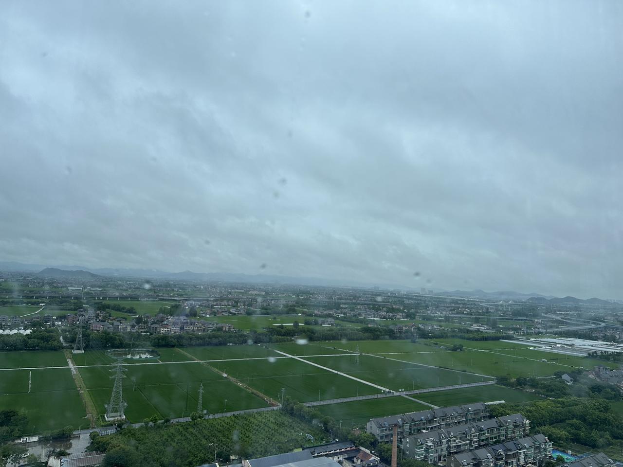 一觉醒来，
狂风呼啸的轰鸣消失了，
雨声同样消停了。
推开窗户，
只有凉风习习，
