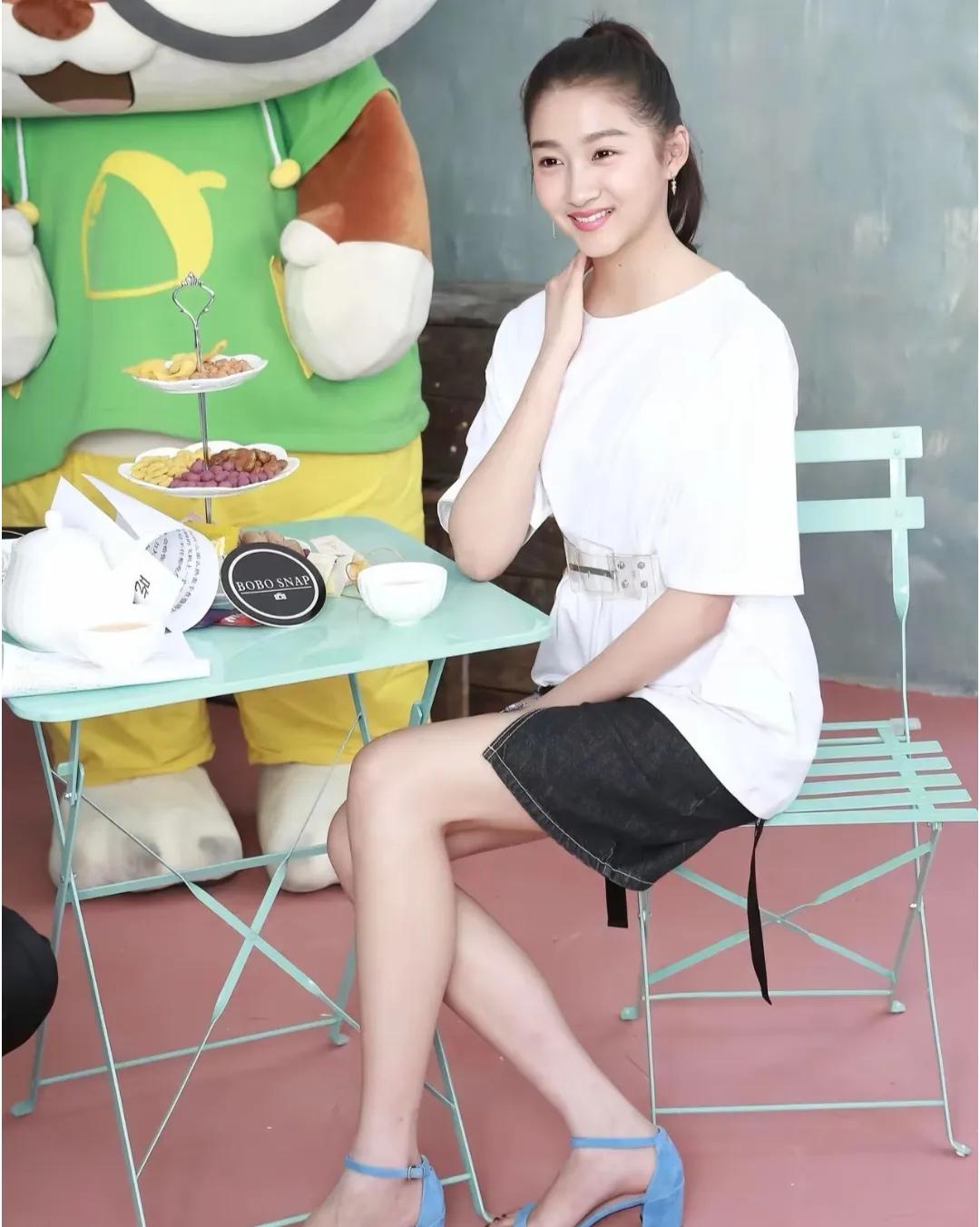 青涩少女关晓彤，高中时的留影。一看就是学校里最受欢迎的女孩子。校花[赞]