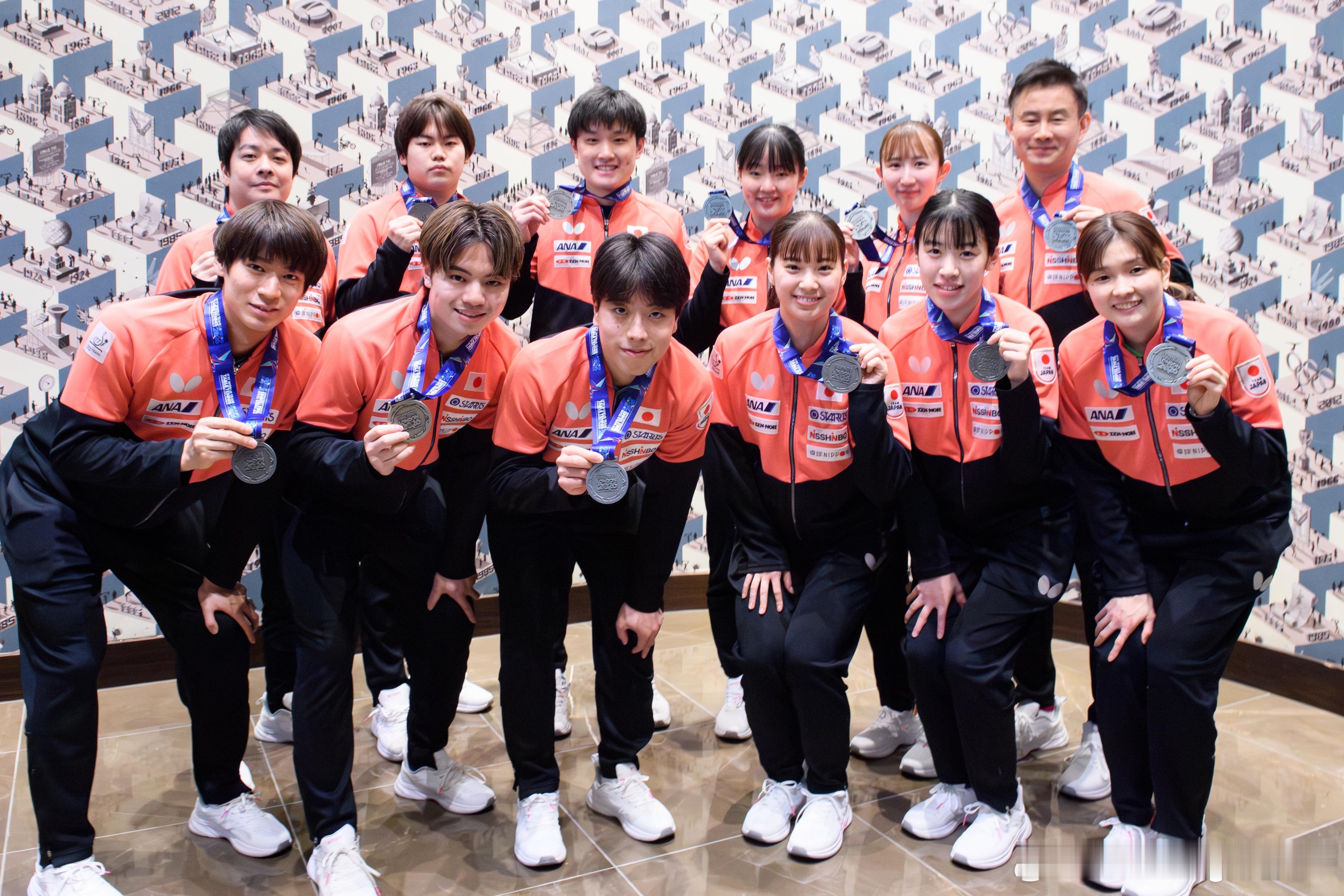 日本男女队伦敦世乒赛合影🥈🥈 