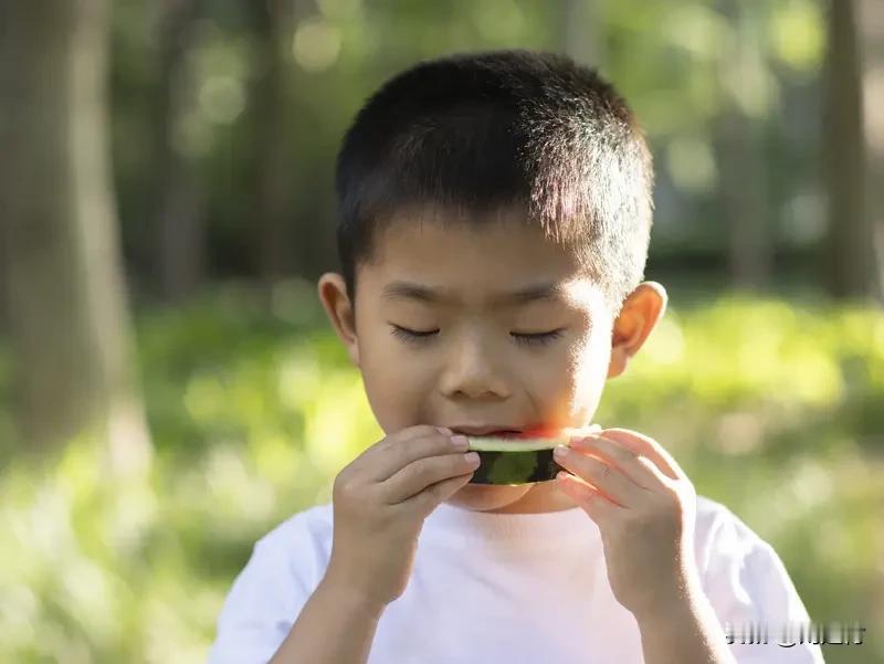 立秋有哪些习俗 立秋都有啥习俗呢？立秋的习俗还不少。在南方，有“立秋啃秋瓜”的习