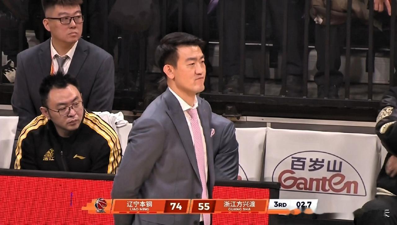 王博被辽宁队打愣了！场边观战，一脸难以置信，短短半年时间，辽宁队脱胎换骨，从20