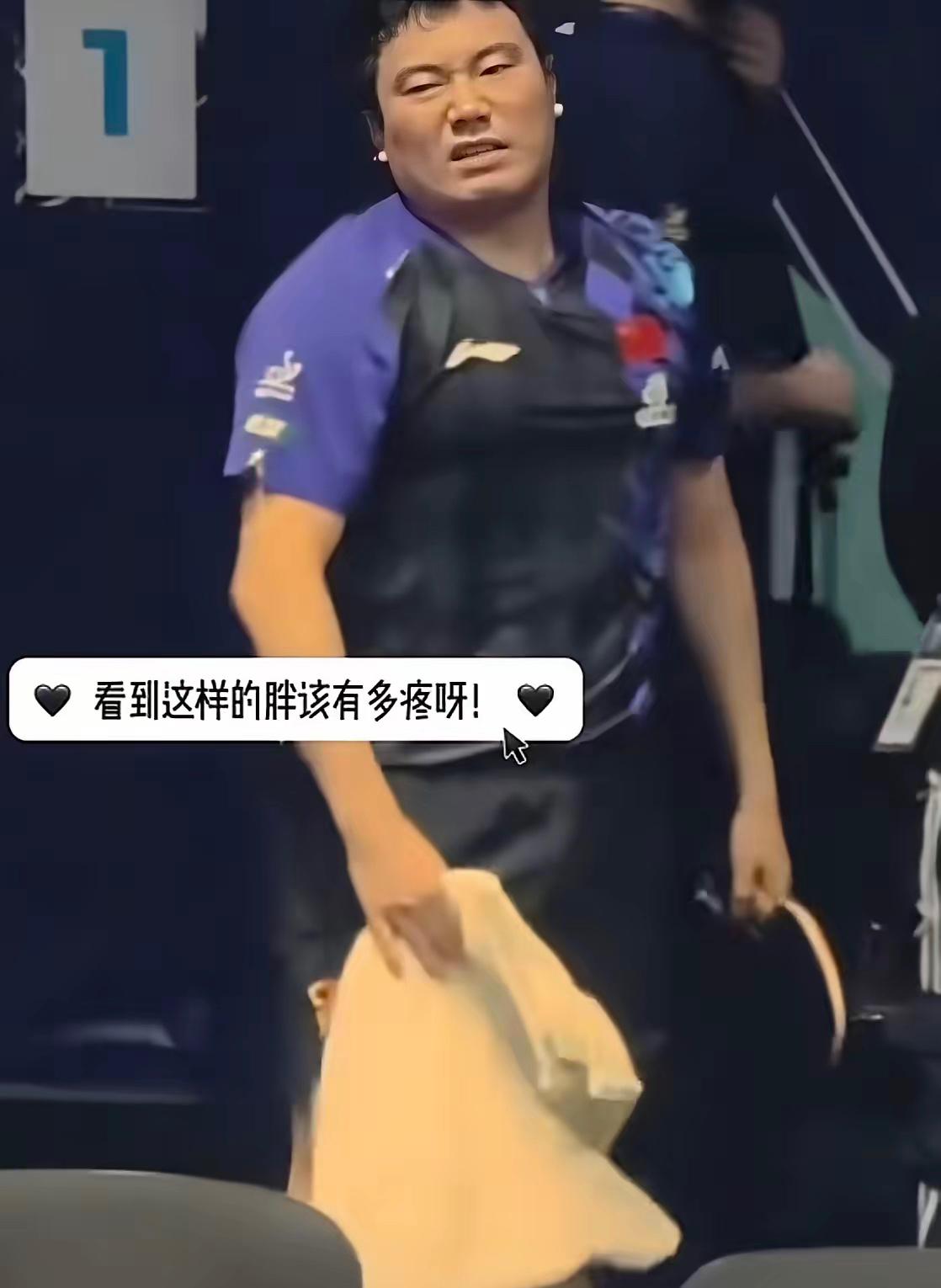 谁注意到了赛后的梁靖崑？表情全程痛苦难受，让无数国乒球迷看着心疼不已！

昨晚力