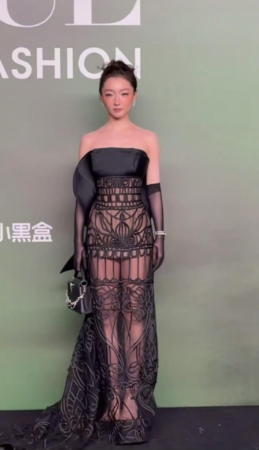哈哈哈哈哈！笑亖！到底是谁把 送上热搜了啊！ 还用了这么一个词条 我倒...