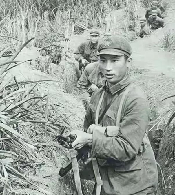 1979年我军攻打越军炮台受阻，打了100多发炮弹，都攻不破，这时一个炊事员找到